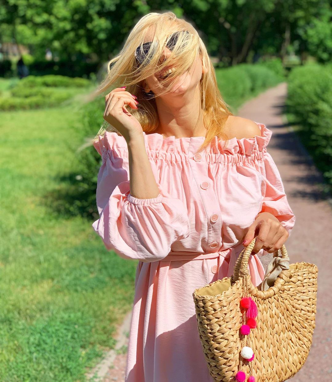 На работу как на отдых: Лилия Ребрик восхитила стильным летним "луком"