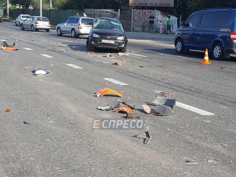 В Киеве столкнулись семь автомобилей, пострадал ребенок