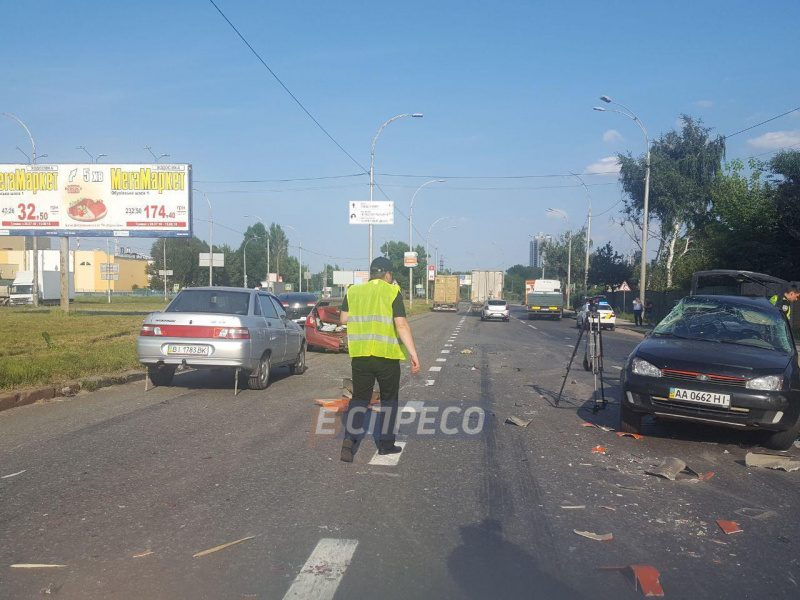 В Киеве столкнулись семь автомобилей, пострадал ребенок