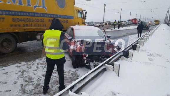 На мосту Патона в Киеве столкнулись три автомобиля, есть пострадавшие