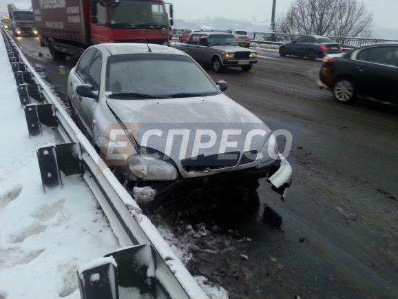 На мосту Патона в Киеве столкнулись три автомобиля, есть пострадавшие