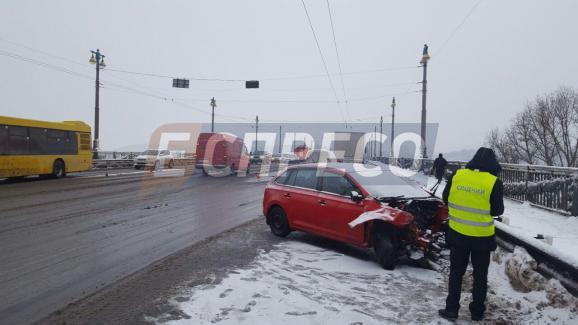 На мосту Патона в Киеве столкнулись три автомобиля, есть пострадавшие