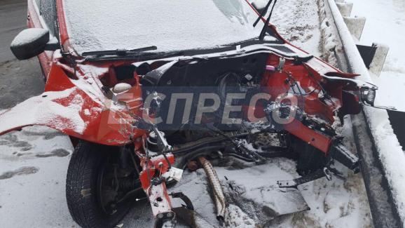 На мосту Патона в Киеве столкнулись три автомобиля, есть пострадавшие