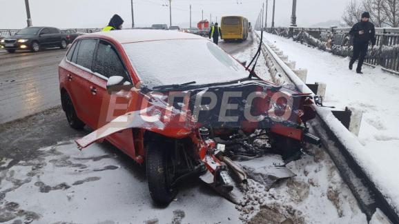 На мосту Патона в Киеве столкнулись три автомобиля, есть пострадавшие