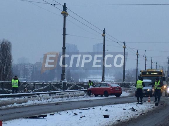 На мосту Патона в Киеве столкнулись три автомобиля, есть пострадавшие