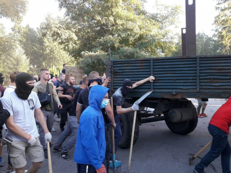 Представники "Азова" штурмують будівництво у Святошинському провулку у Києві