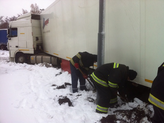 тривають роботи з відновлення електропостачання у 4 областях України 1