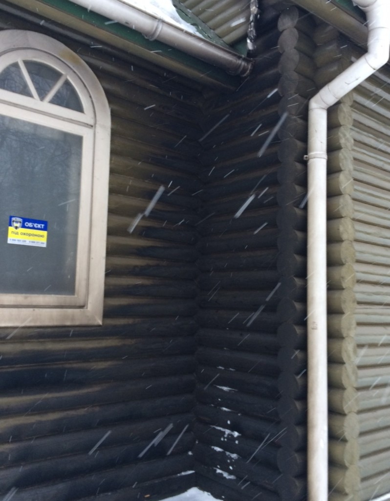 В Киеве неизвестные забросали "коктейлями Молотова" храм УПЦ МП