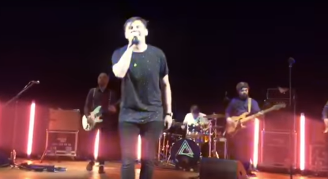 У Луцьку лідер української рок-групи з тріском провалився під сцену (відео)