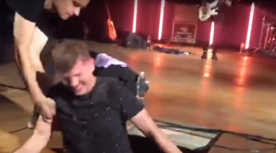 У Луцьку лідер української рок-групи з тріском провалився під сцену (відео)