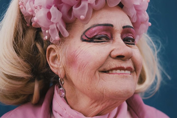 Пожилая украинка из Бердичева стала звездой своего города: ее экстравагантность поражает