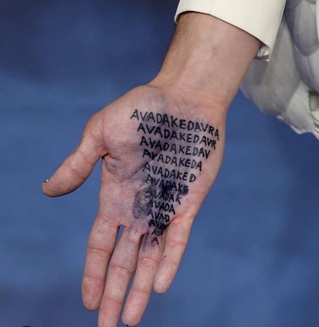 В костюме совы: звезда "Фантастических тварей" поразил нарядом на премьере