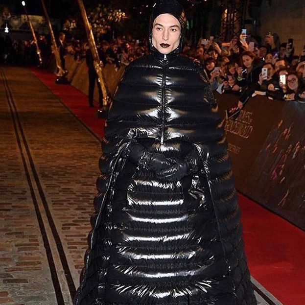 В костюме совы: звезда "Фантастических тварей" поразил нарядом на премьере