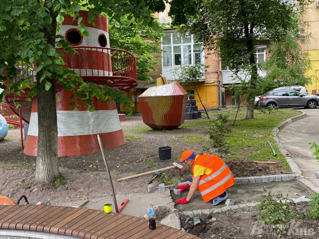 Нові фарби і арт-об'єкти: з'явилися фото Пейзажної алеї в Києві після реконструкції