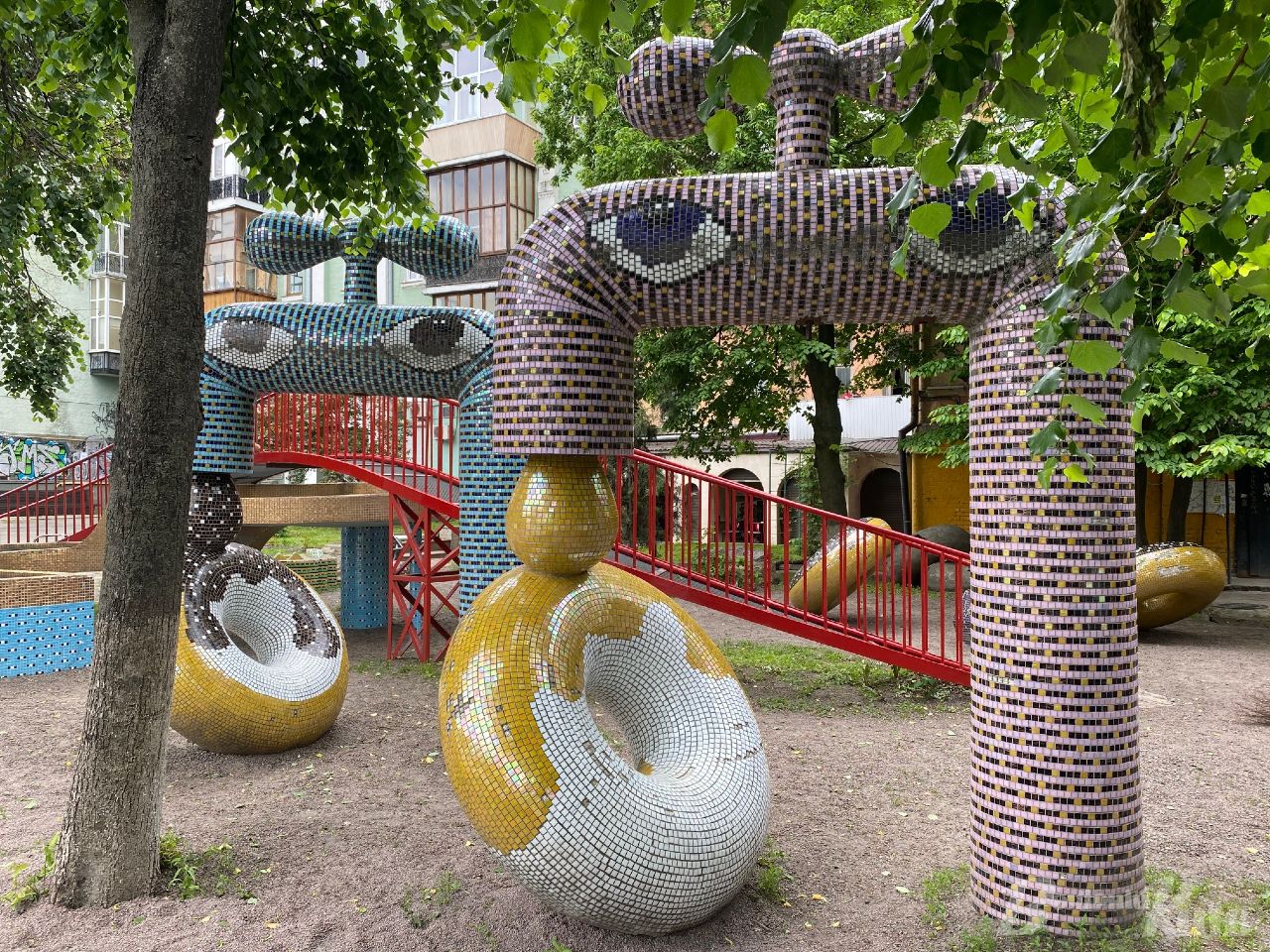 Нові фарби і арт-об'єкти: з'явилися фото Пейзажної алеї в Києві після реконструкції