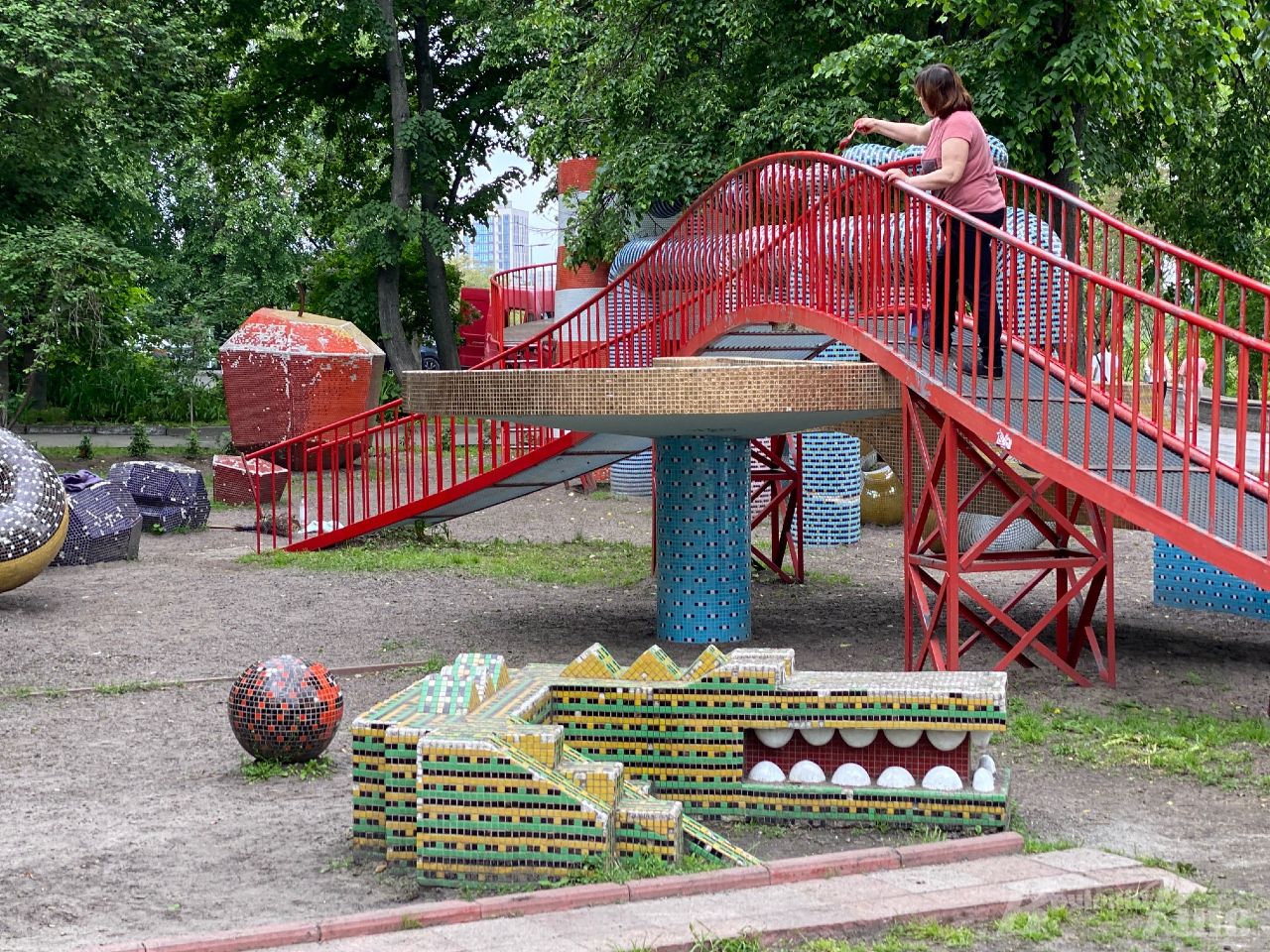 Нові фарби і арт-об'єкти: з'явилися фото Пейзажної алеї в Києві після реконструкції