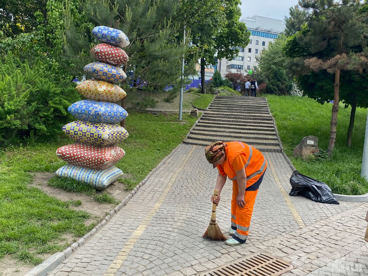 Нові фарби і арт-об'єкти: з'явилися фото Пейзажної алеї в Києві після реконструкції