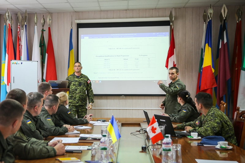 В Киевской области стартовали совместные учения военных Нацгвардии и канадских инструкторов