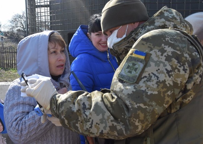 Санитарная блокада: как неподконтрольный Донбасс закрывают на карантин