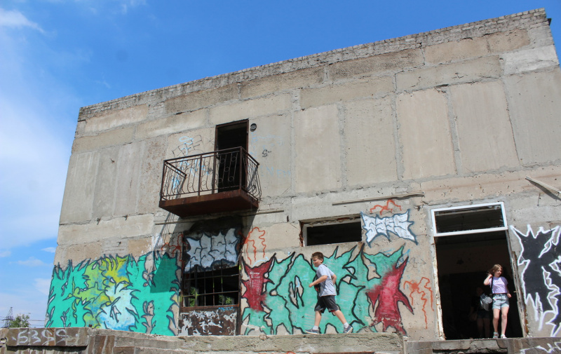 Город со шрамами. Как Мариуполь провел седьмую годовщину освобождения от боевиков