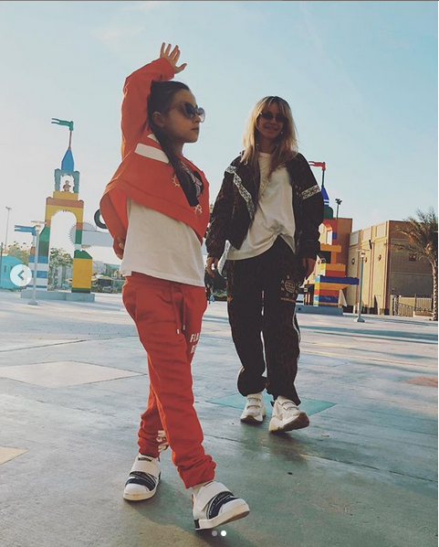 "Две суперзвезды": Светлана Лобода вышла на прогулку со стильной дочкой