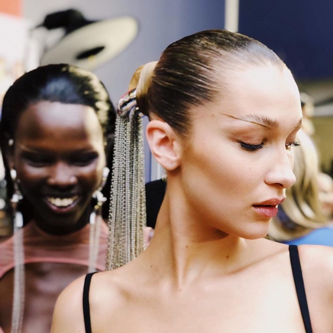 Розсипи золота, елементи пірсингу і накладні вилиці: найбільш незвичайні мейк-ап тренди Тижня моди в Парижі