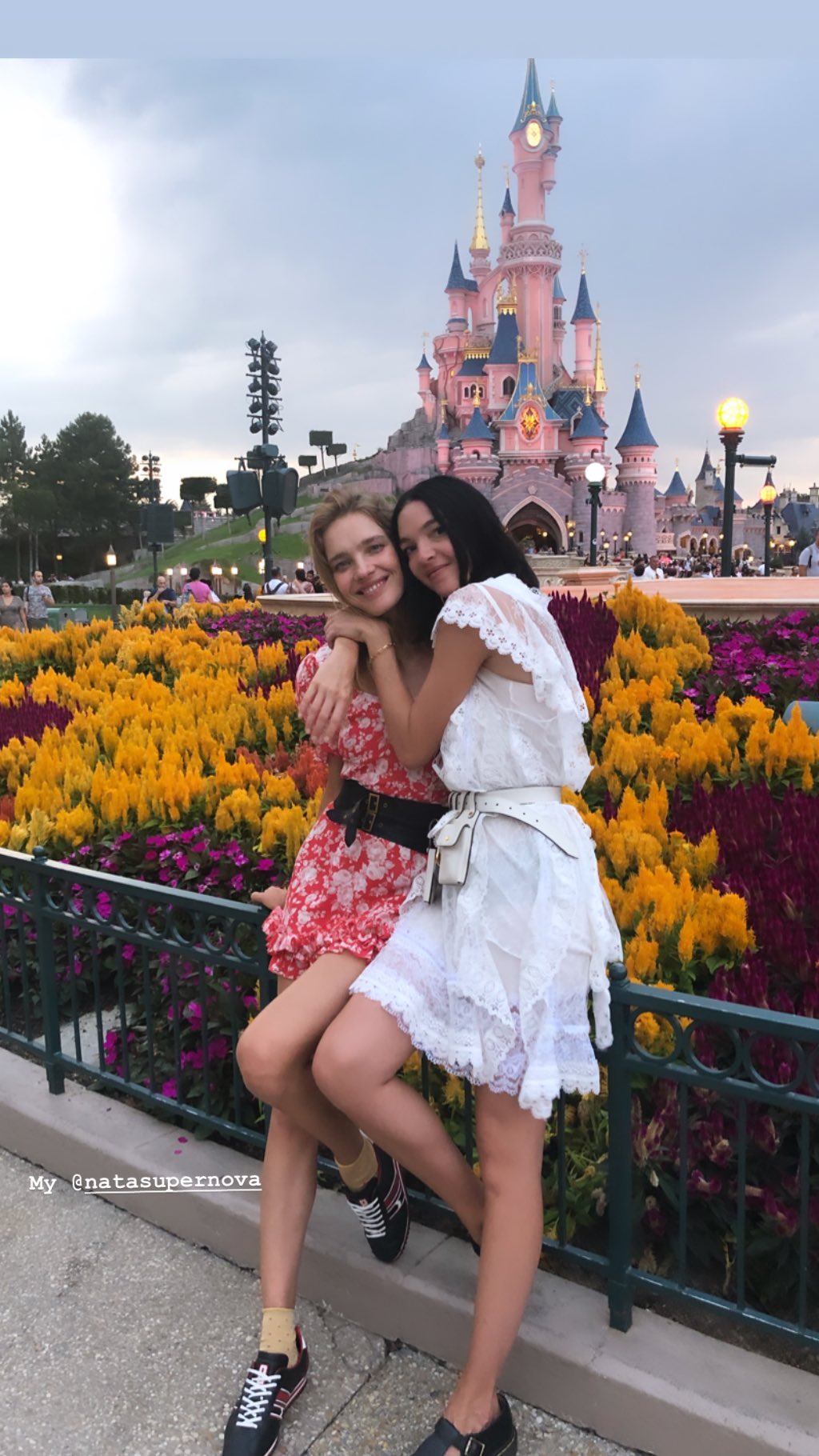 У відвертому міні і кросівках: Наталія Водянова блиснула стрункими ногами і тонкою талією