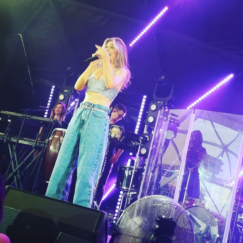 Роскошный бриллиант: Вера Брежнева покорила ультра блестящим образом в кроп-топе