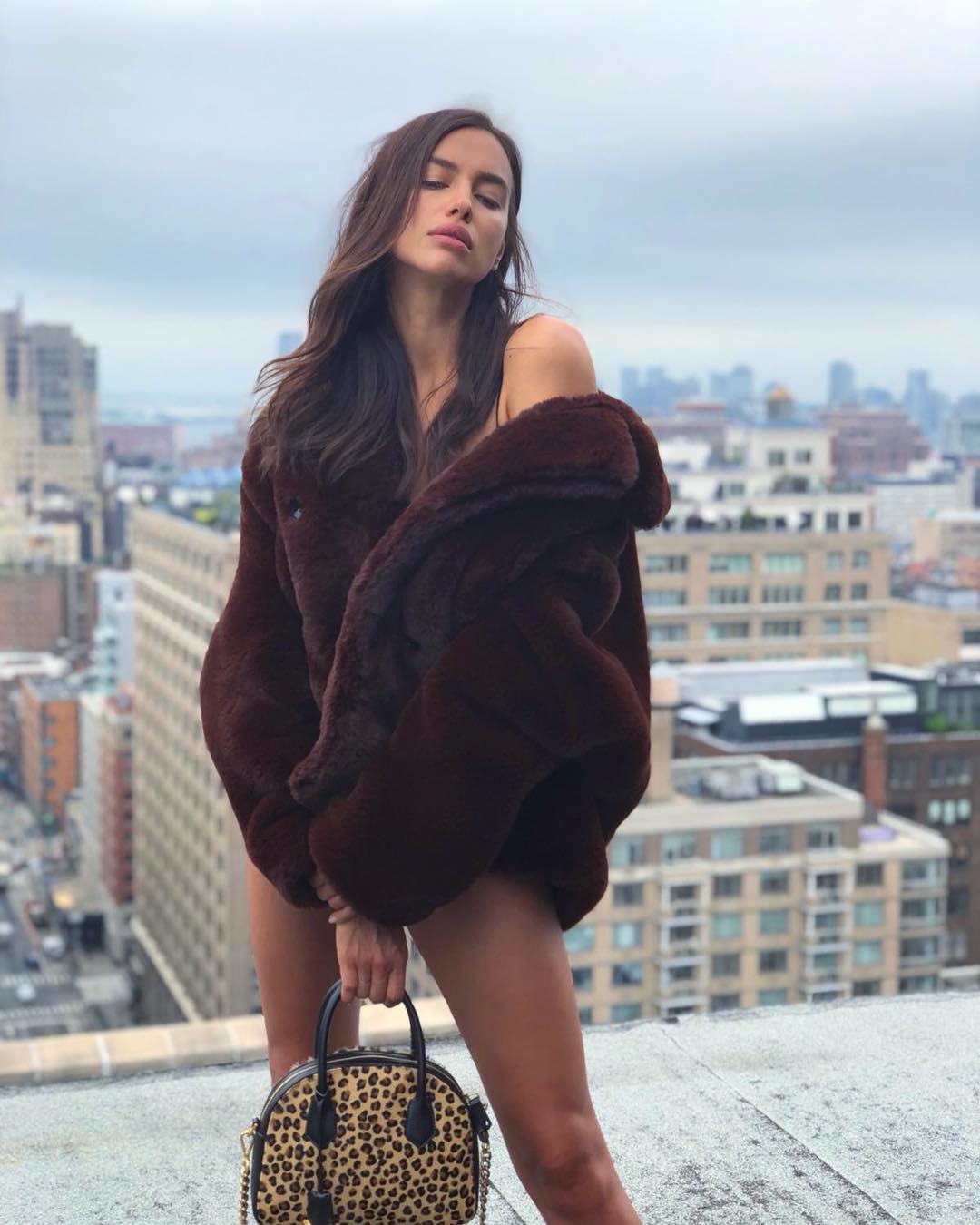 Буде спекотно: стильна Ірина Шейк засипала мережу фото в літніх образах