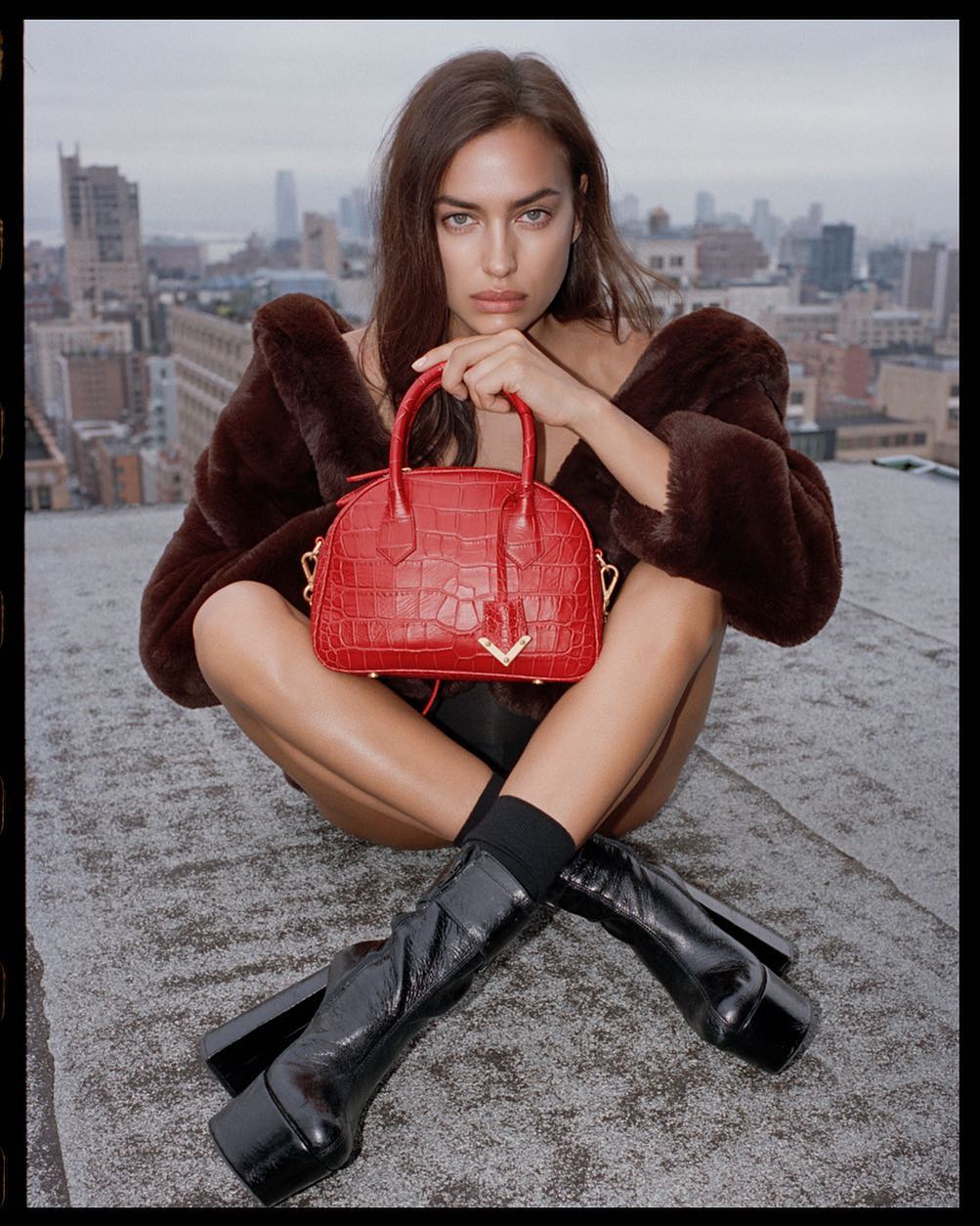 Буде спекотно: стильна Ірина Шейк засипала мережу фото в літніх образах