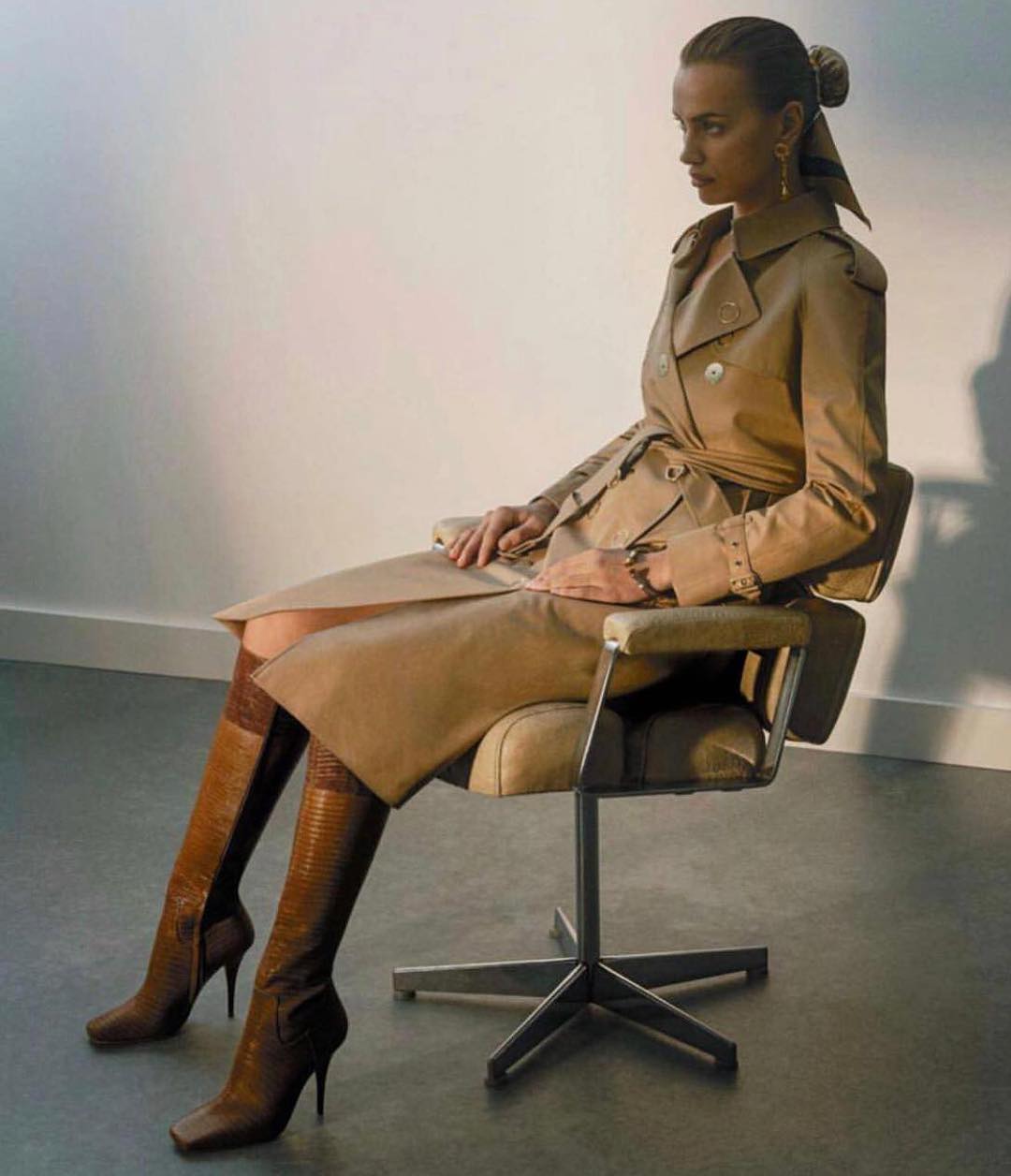 Роковая элегантность: Ирина Шейк в неожиданно строгом образе для рекламной кампании Burberry