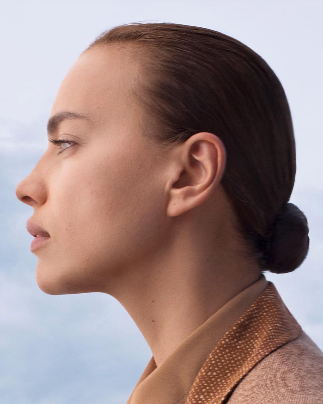 Бредлі, що ти втратив! Ірина Шейк захоплює розкішною фігурою в чорному боді