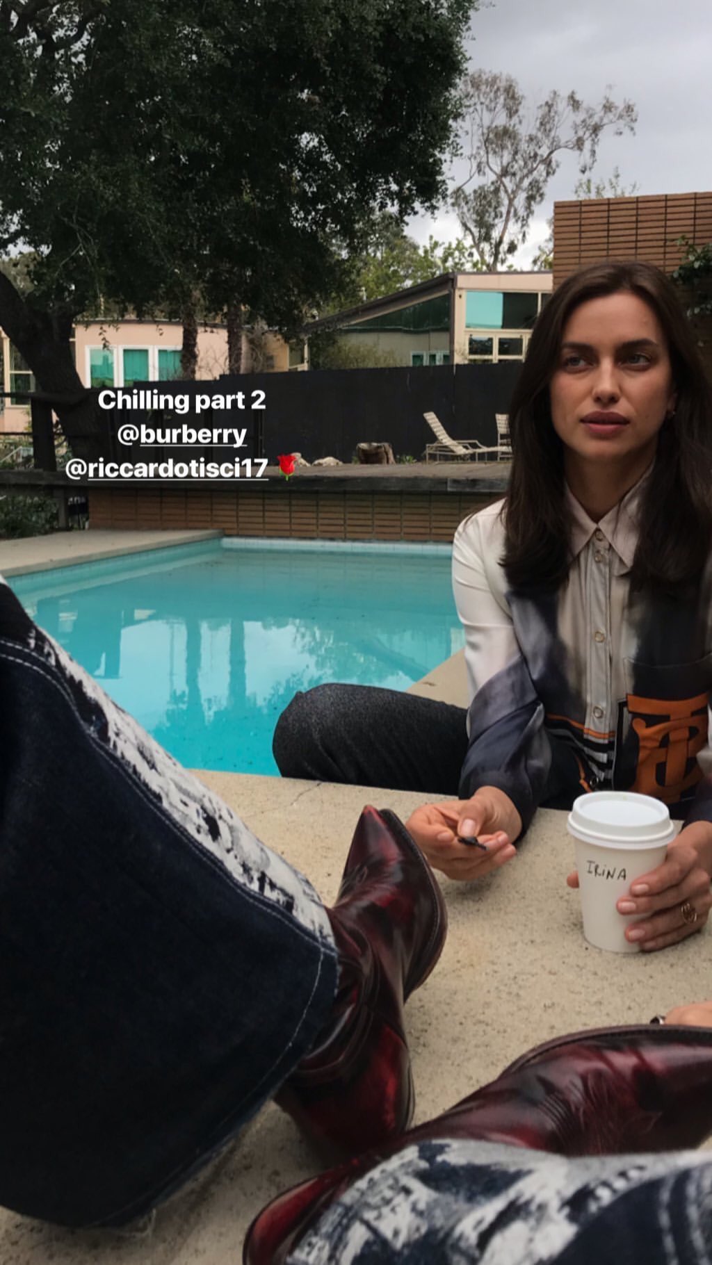 Женщина-загадка: Ирина Шейк заинтриговала поклонников стильным образом без макияжа