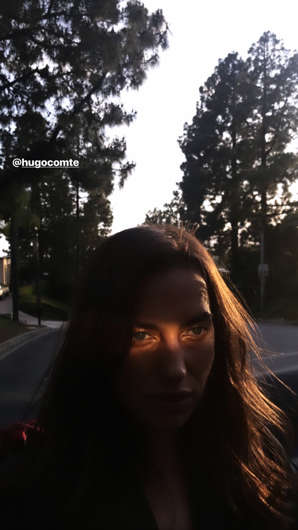 Женщина-загадка: Ирина Шейк заинтриговала поклонников стильным образом без макияжа