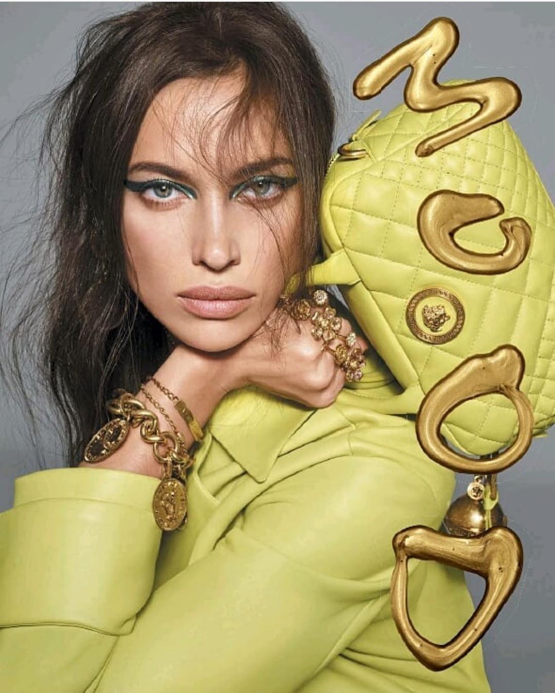 Чувственная Ирина Шейк впечатлила новой съемкой для Versace