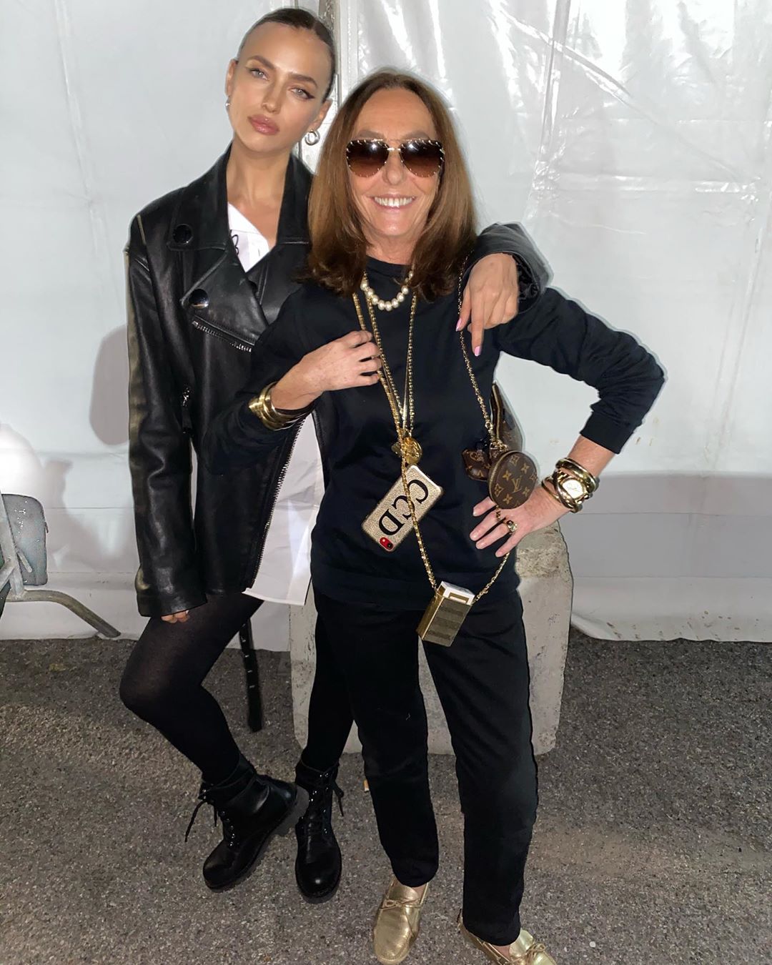 Взяти на замітку: Ірина Шейк показала бездоганний total look в трендовому відтінку весни