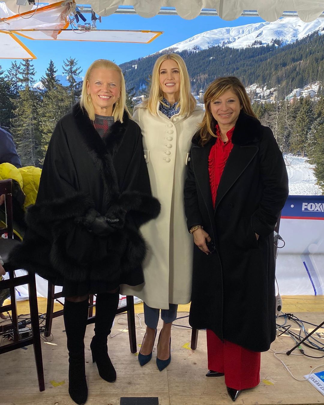 Іванка Трамп підкорила трендовим образом в молочному пальто на економічному форумі в Давосі