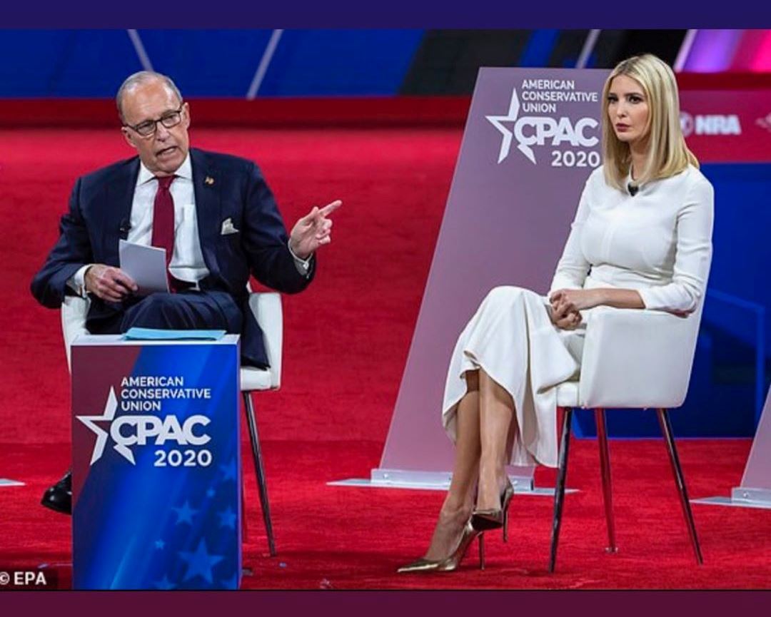 Иванка Трамп в платье за $2040 и золотых лодочках эффектно выделила формы