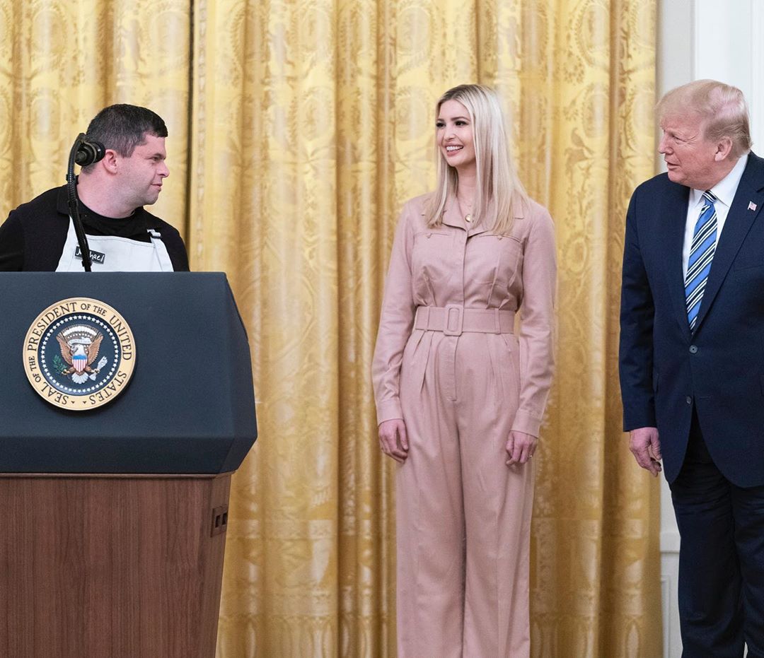 Іванка Трамп додала зайві сантиметри на стегнах, вибравши невдале вбрання для офіційного виходу на карантині