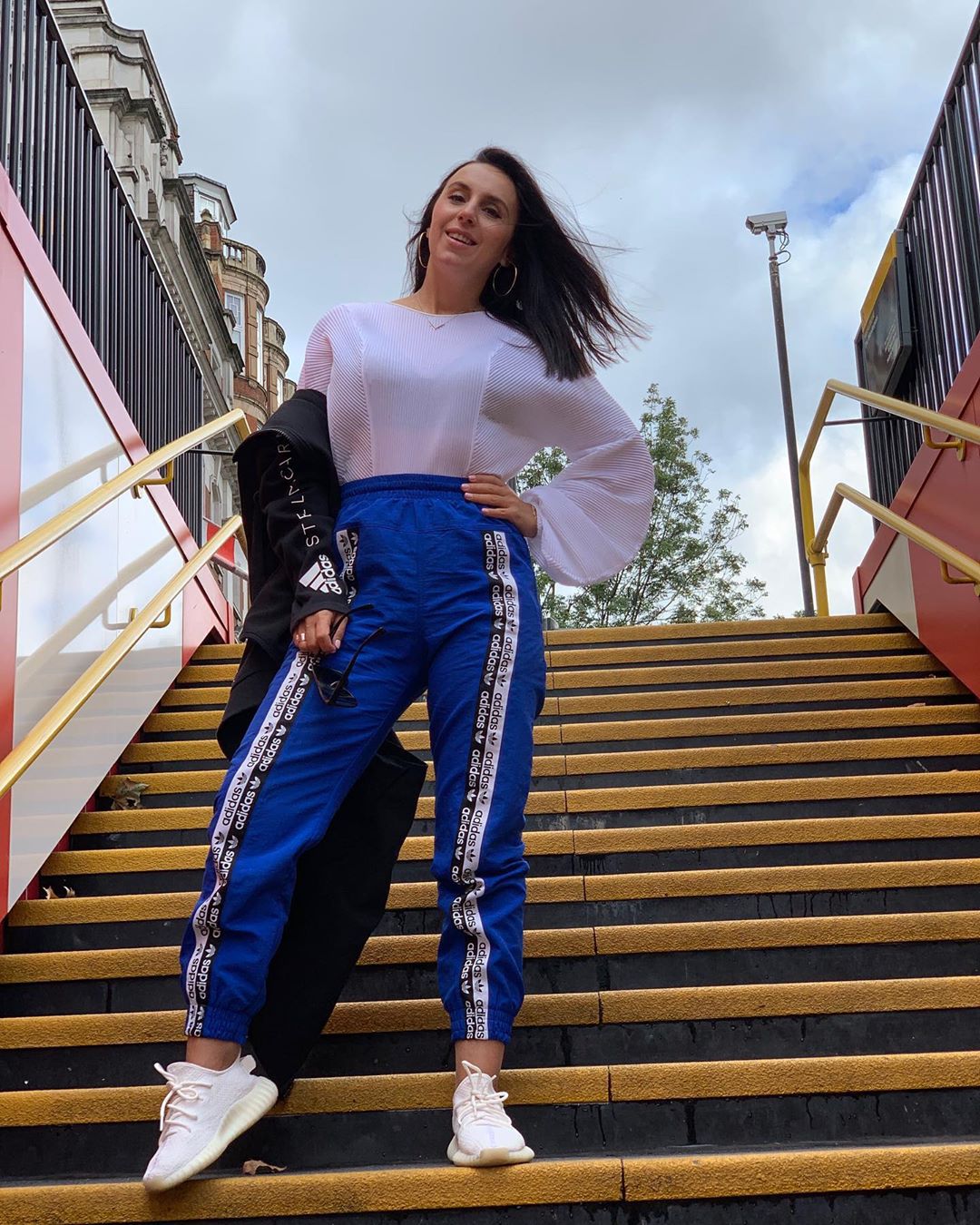 В ніжній блузі і спортивках: Джамала здивувала сміливим образом з Лондона