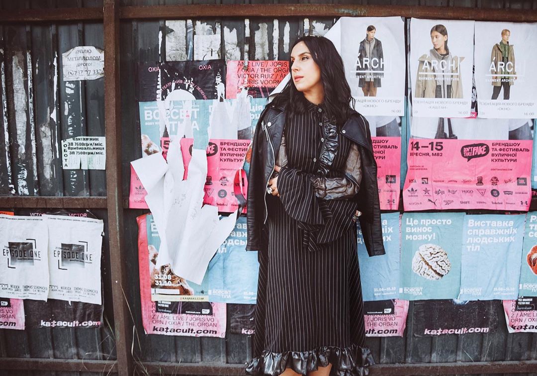 Антигламур: Джамала удивила городской съемкой на фоне стройзаборов и старой рекламы