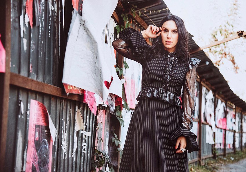 Антигламур: Джамала удивила городской съемкой на фоне стройзаборов и старой рекламы