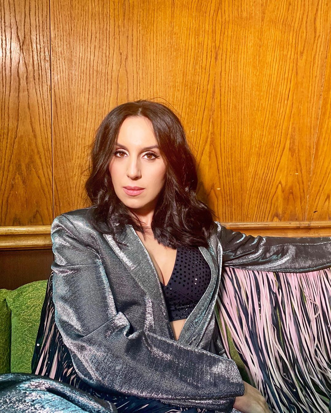 Серебряная птица: Джамала пленила поклонников проникновенным взглядом в стильной фотосессии