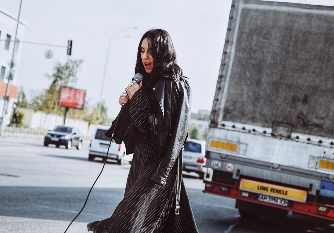 Антигламур: Джамала удивила городской съемкой на фоне стройзаборов и старой рекламы