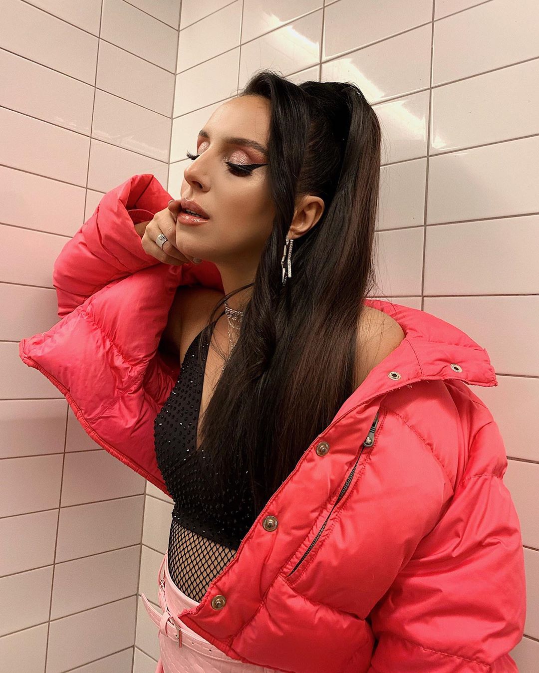 Мода сейчас толерантна: Джамала поразила ярким образом из секонд-хенда