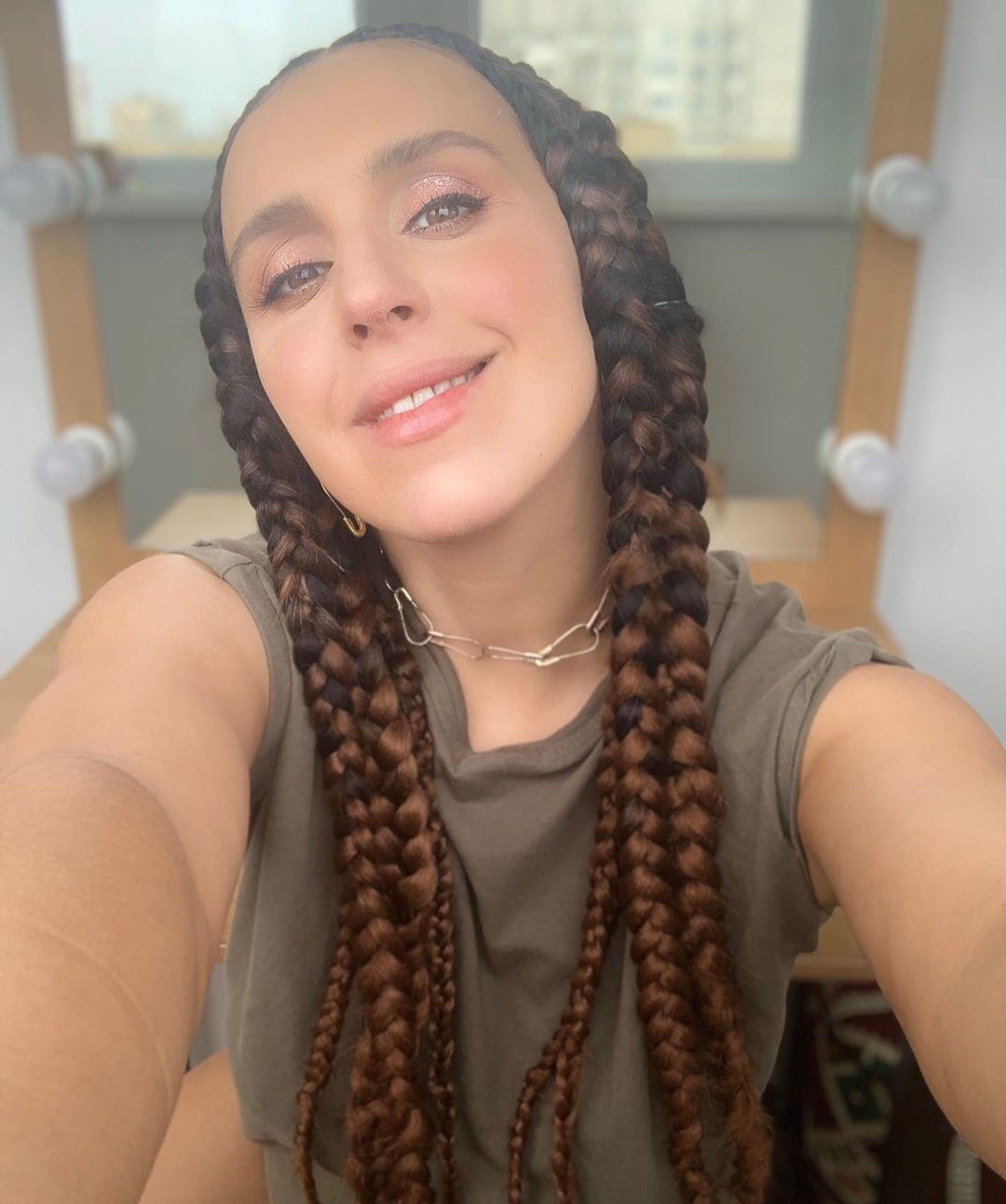 Беременная Джамала показала неожиданно бунтарский образ, скрыв округлившийся животик