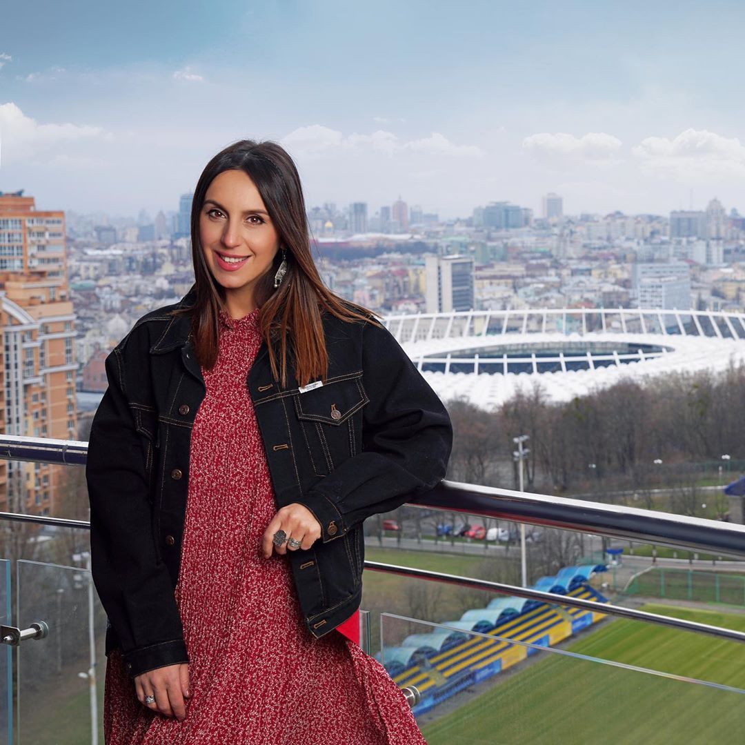 Беременная Джамала показала неожиданно бунтарский образ, скрыв округлившийся животик