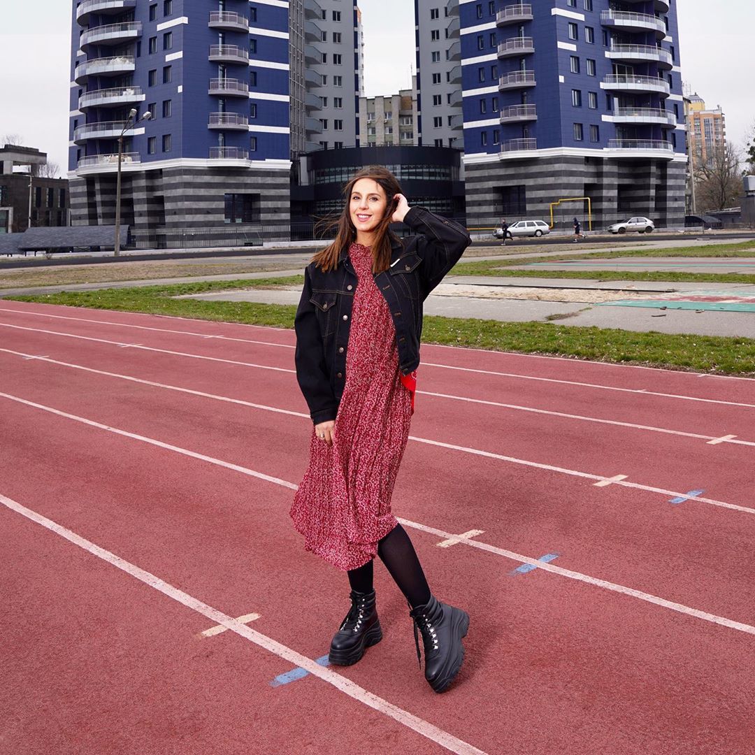 Беременная Джамала показала неожиданно бунтарский образ, скрыв округлившийся животик