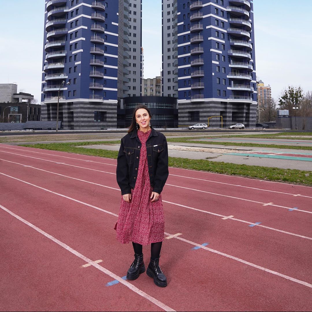 Беременная Джамала показала неожиданно бунтарский образ, скрыв округлившийся животик