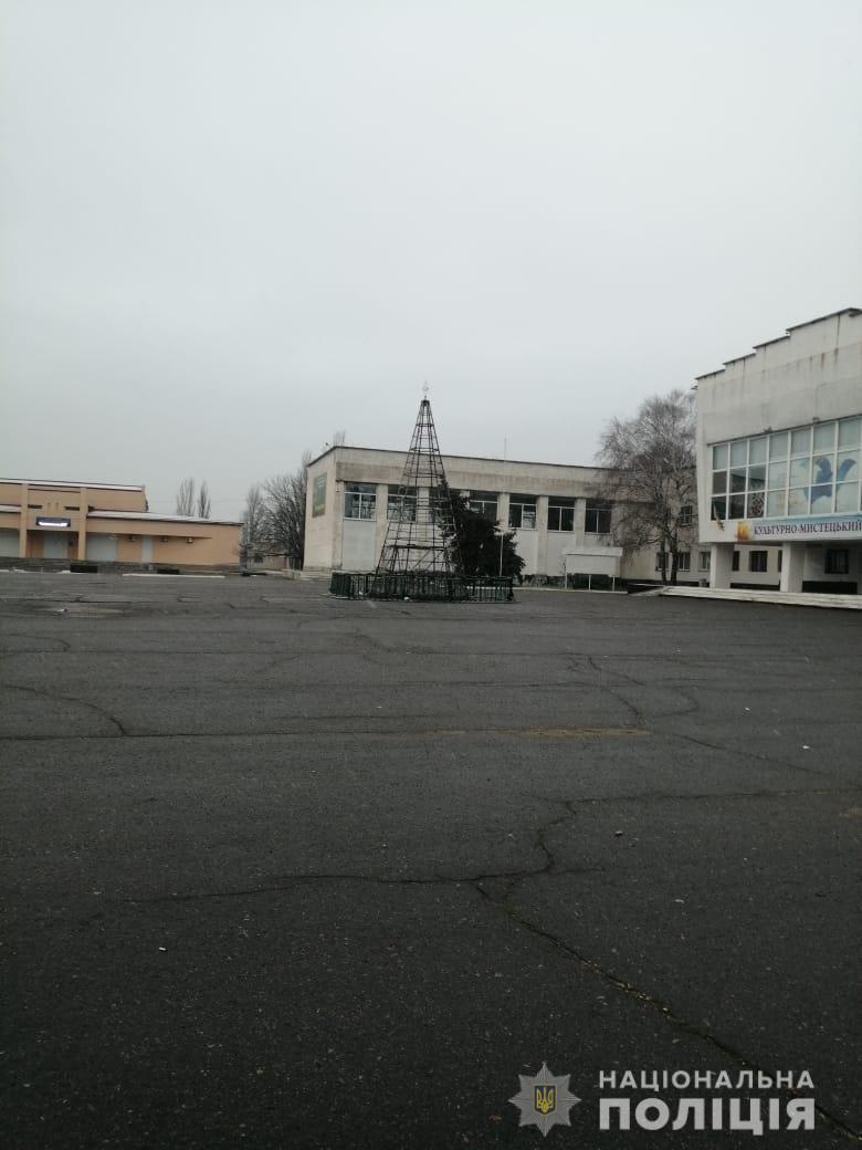 Под Херсоном сгорела главная новогодняя елка: люди снимали на видео, смеялись и позировали